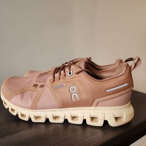 Womens On Running Cloud Waterproof Shoes Size 9